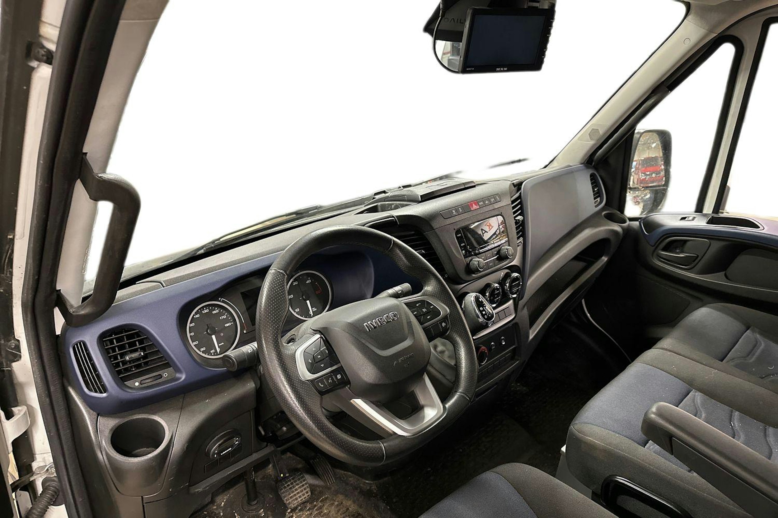 valkoinen Iveco Daily 2019 kuva 3.