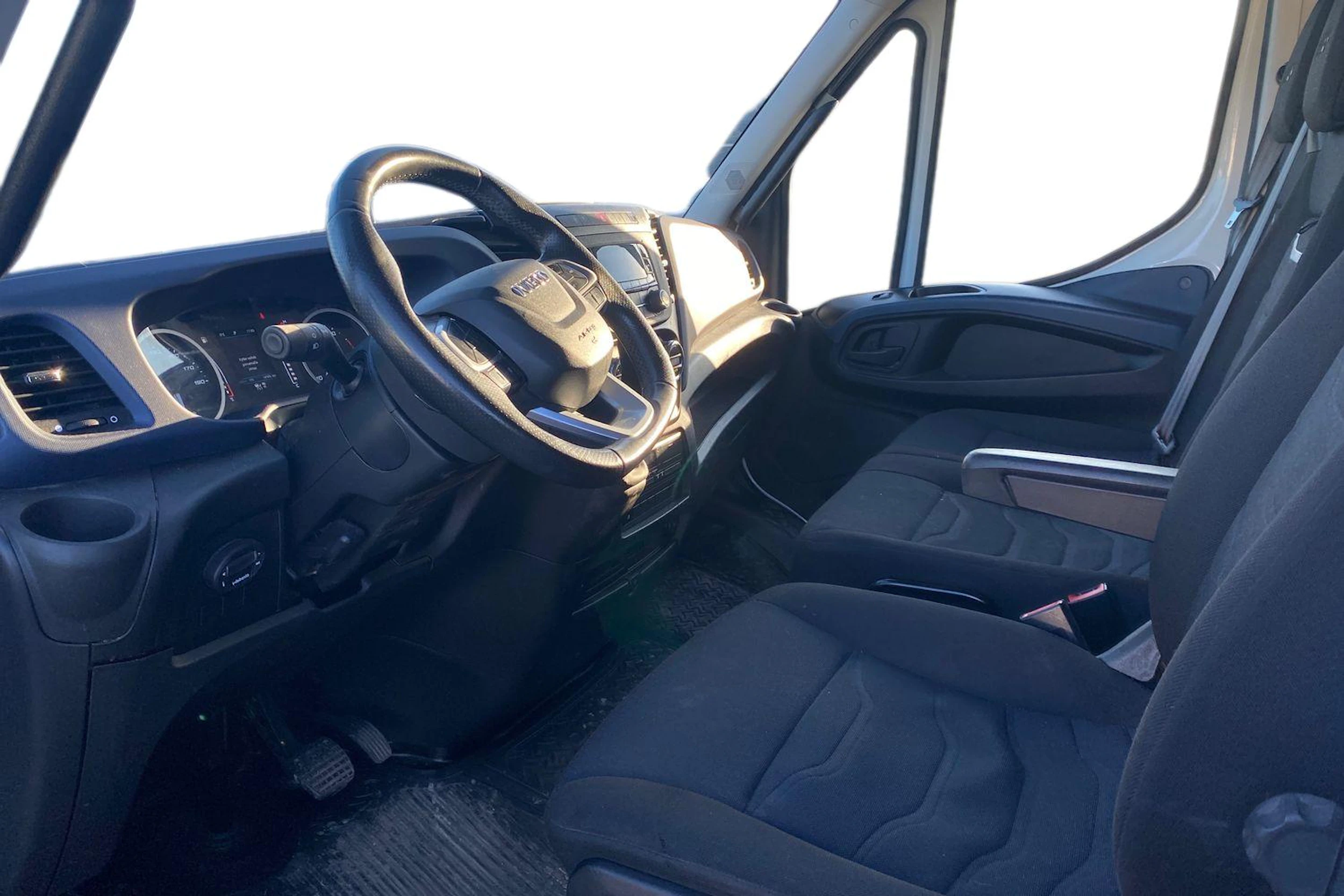 valkoinen Iveco Daily 2020 kuva 3.