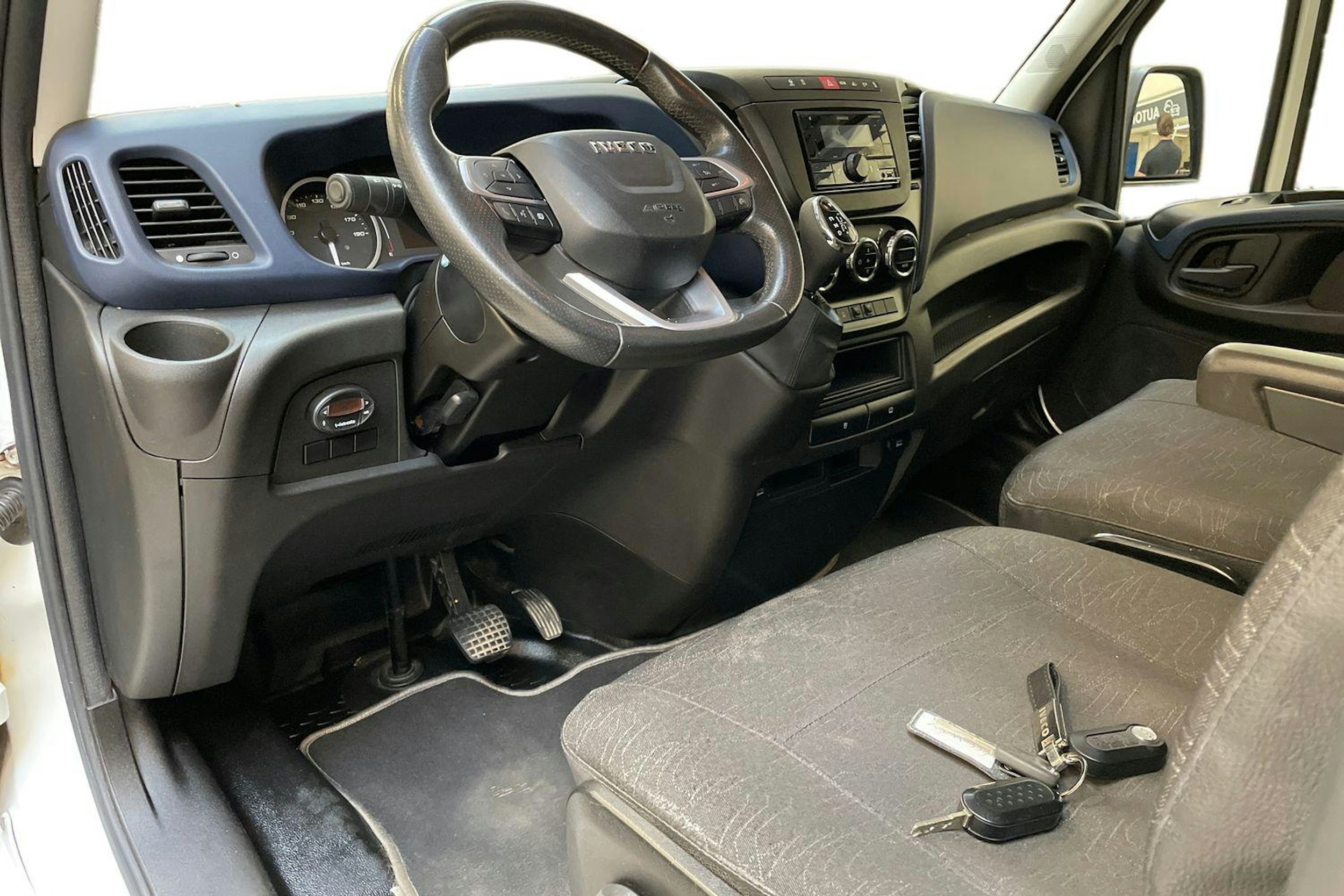 valkoinen Iveco Daily 2020 kuva 6.