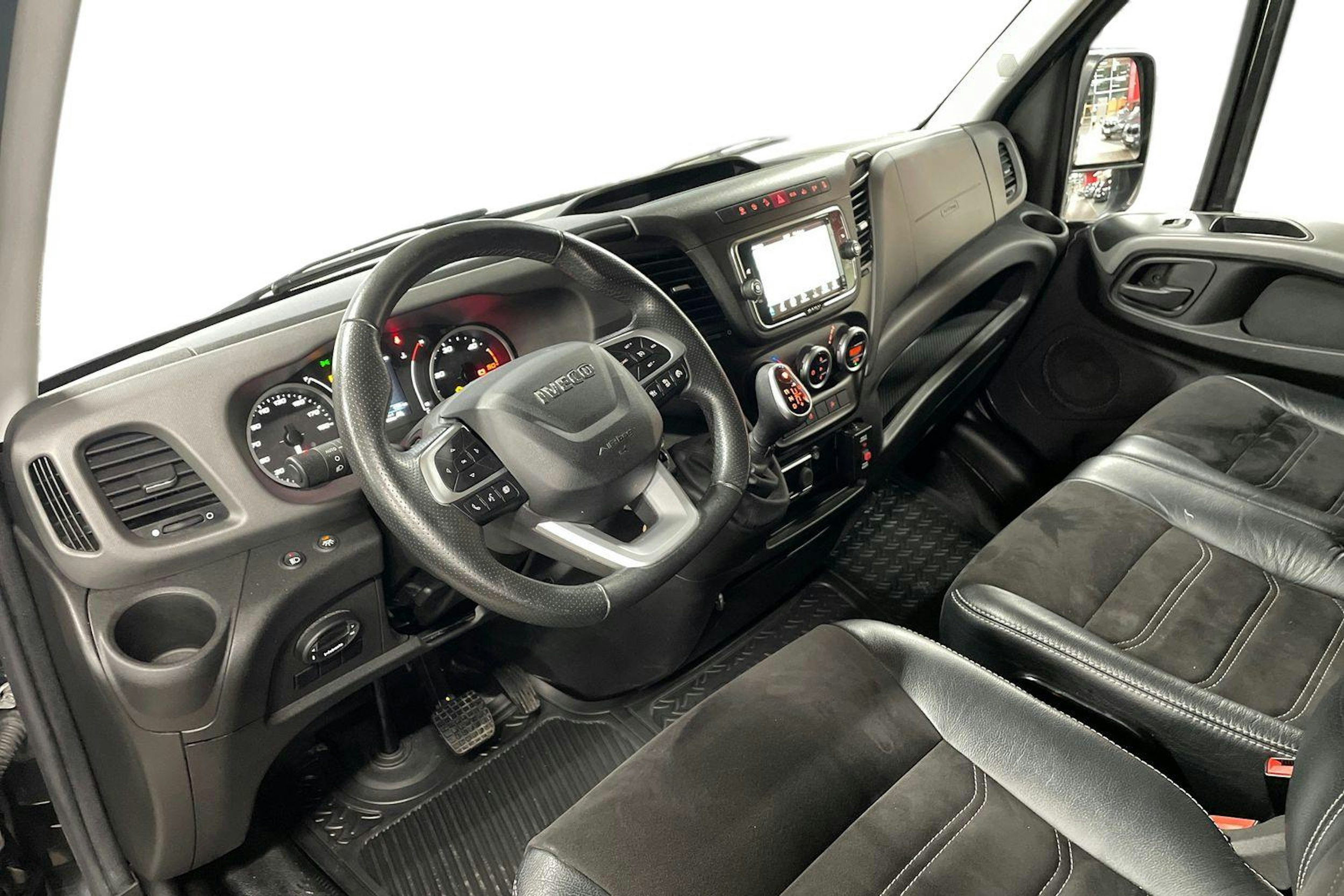 Musta Iveco Daily 2023 kuva 8.