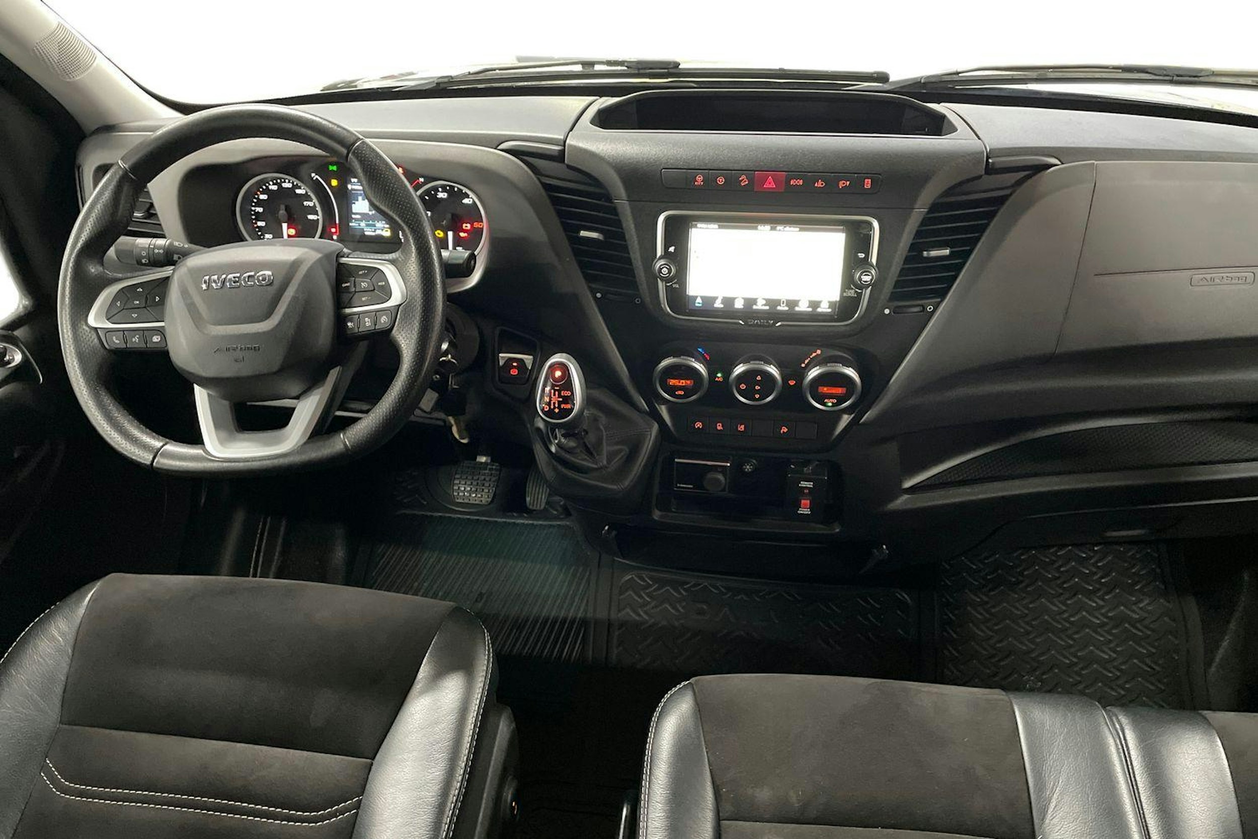 Musta Iveco Daily 2023 kuva 9.