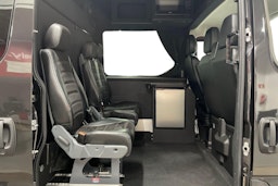 Musta Iveco Daily 2023 kuva 11.