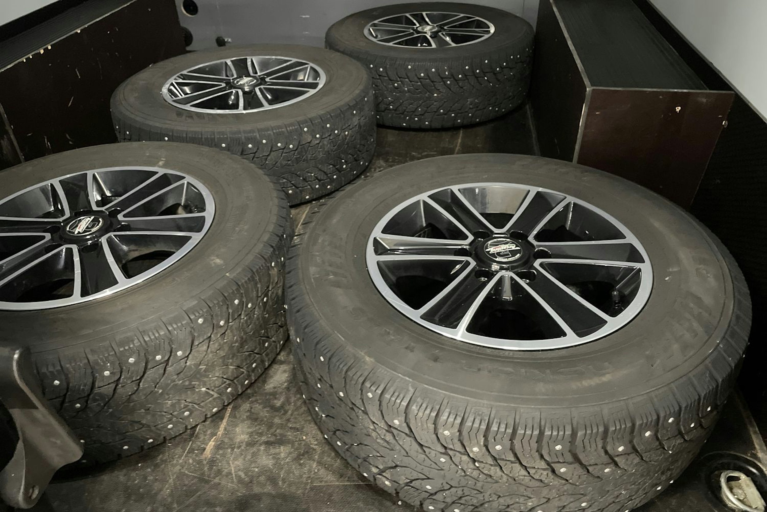 Musta Iveco Daily 2023 kuva 13.