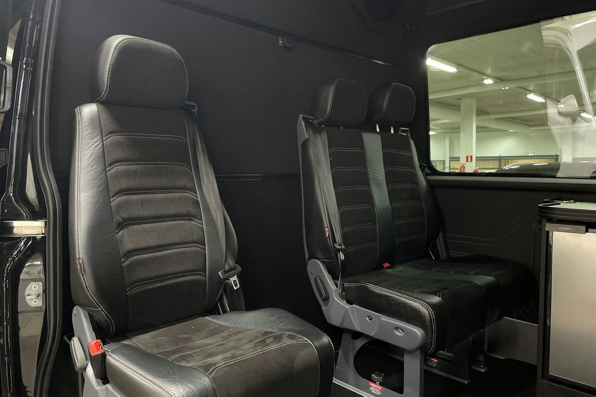 Musta Iveco Daily 2023 kuva 16.