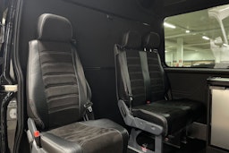 Musta Iveco Daily 2023 kuva 16.