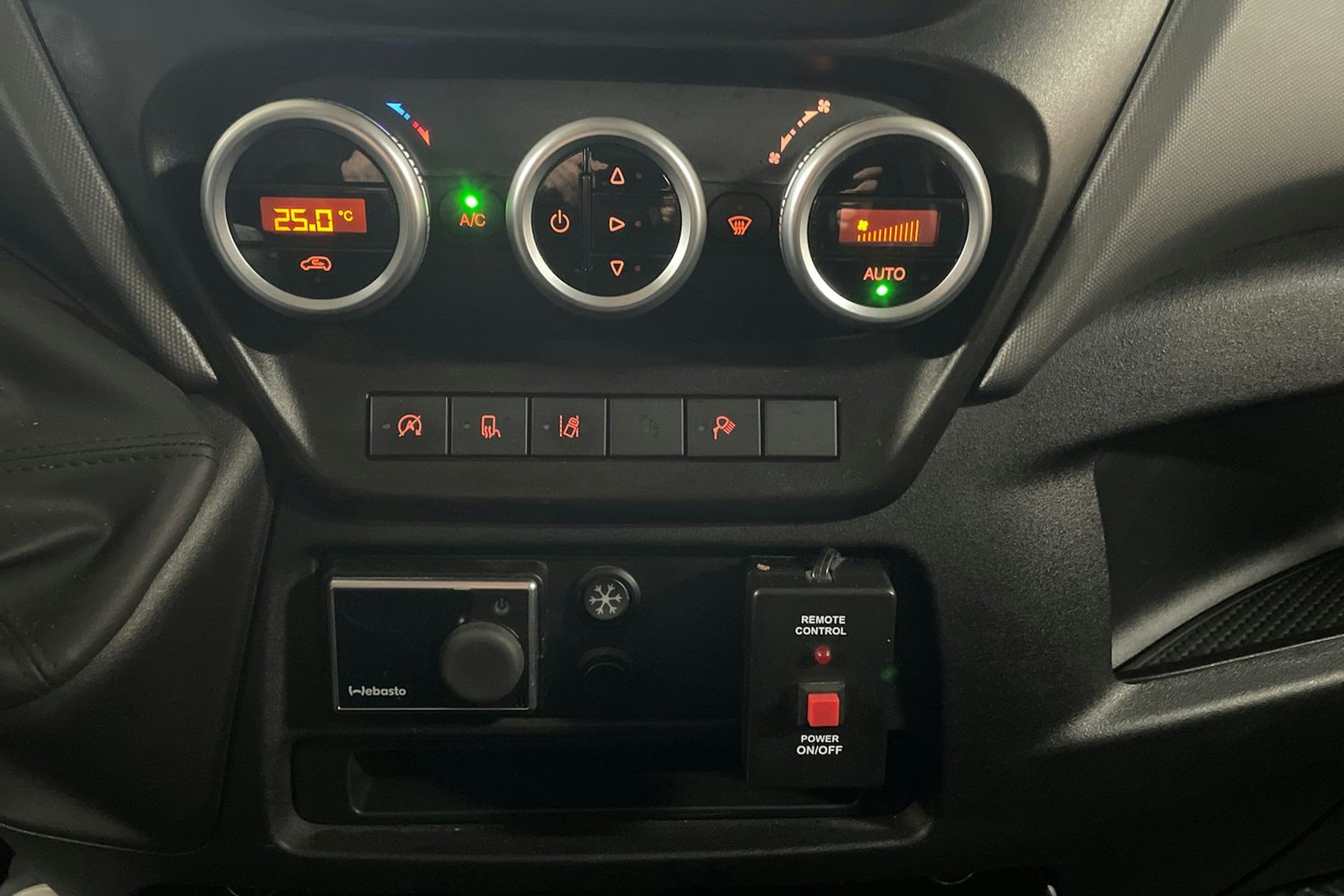 Musta Iveco Daily 2023 kuva 21.