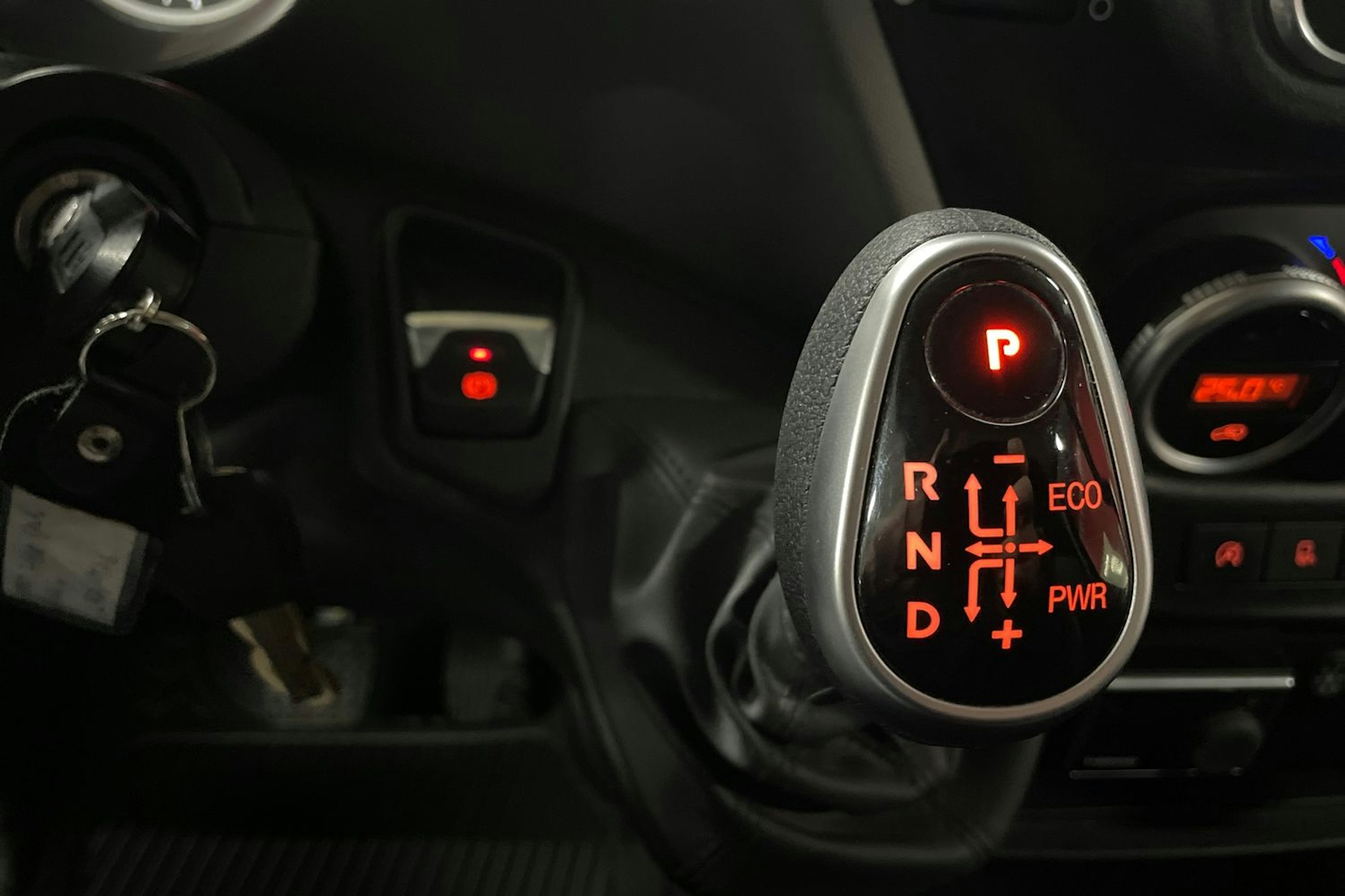 Musta Iveco Daily 2023 kuva 22.