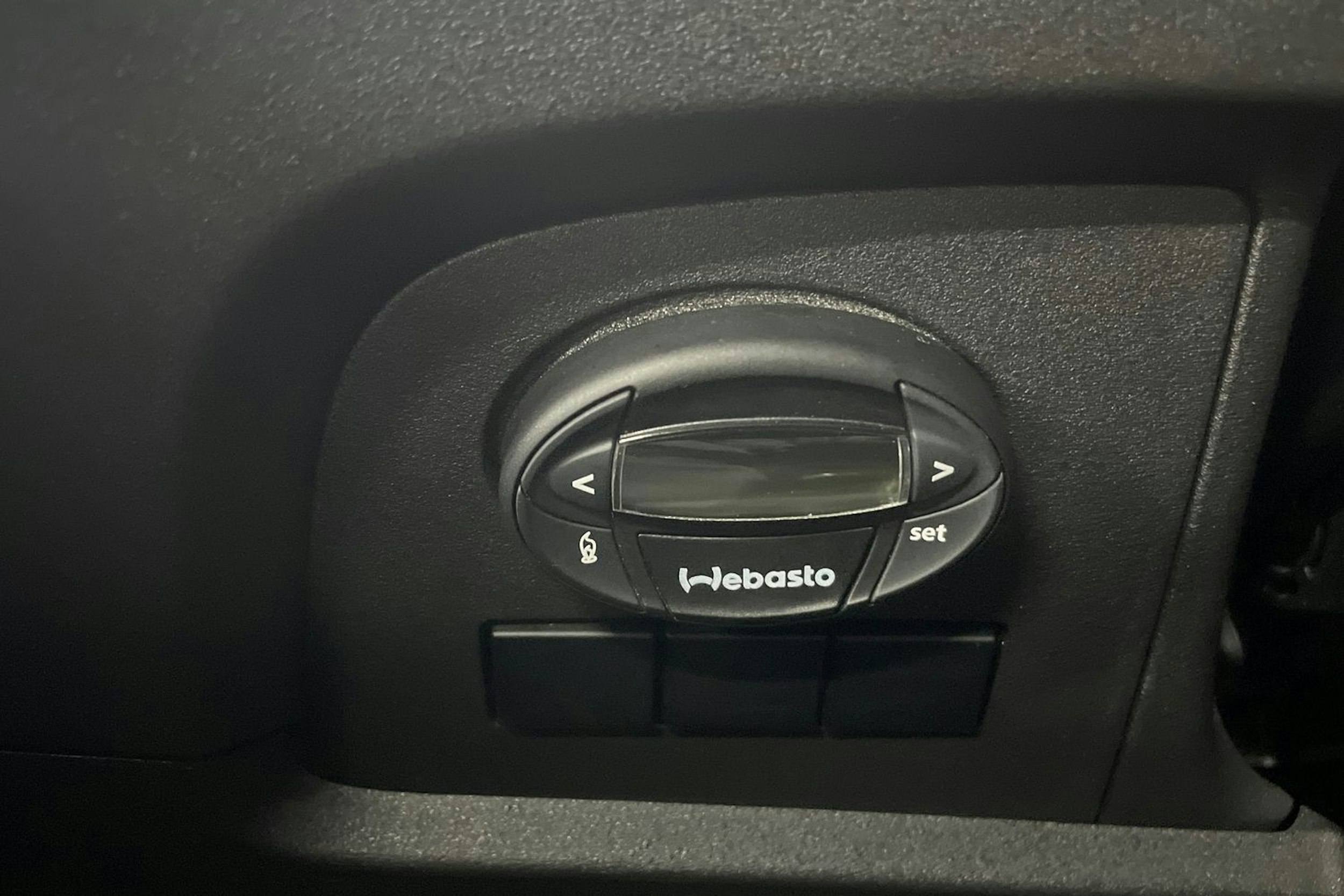 Musta Iveco Daily 2023 kuva 24.