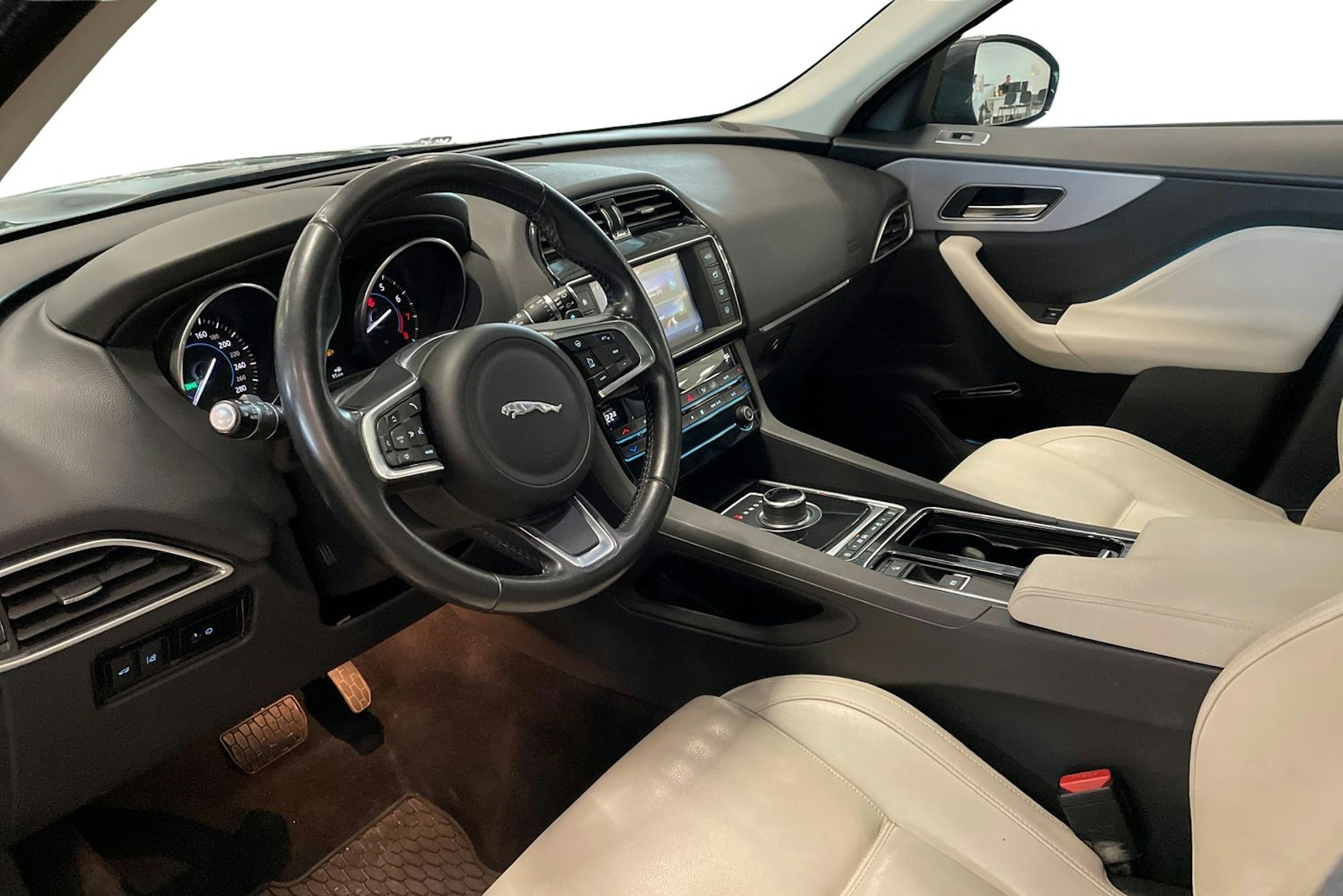 met. harmaa Jaguar F-PACE 2017 kuva 7.