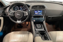 met. harmaa Jaguar F-PACE 2017 kuva 9.