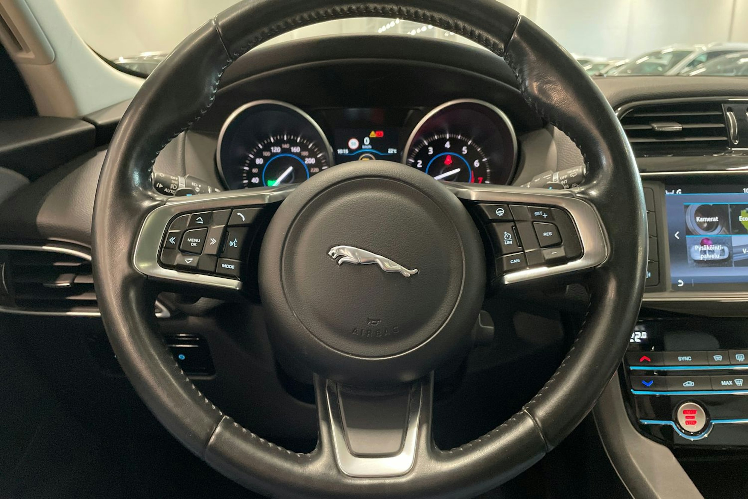 met. harmaa Jaguar F-PACE 2017 kuva 14.