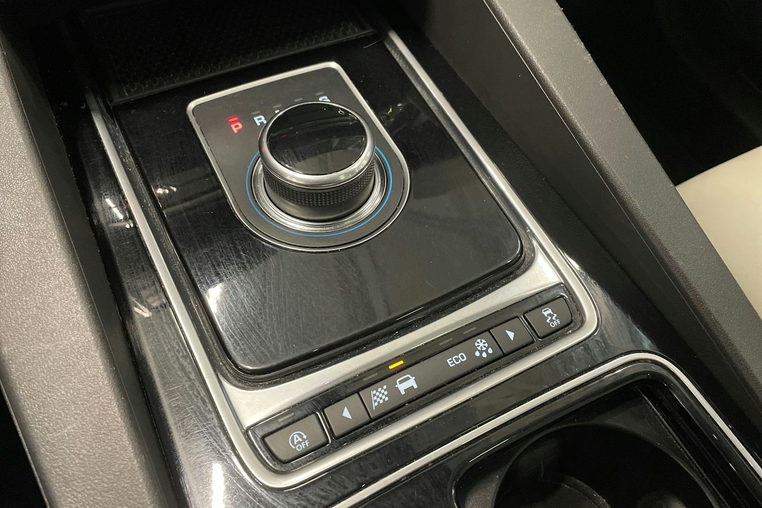 met. harmaa Jaguar F-PACE 2017 kuva 22.