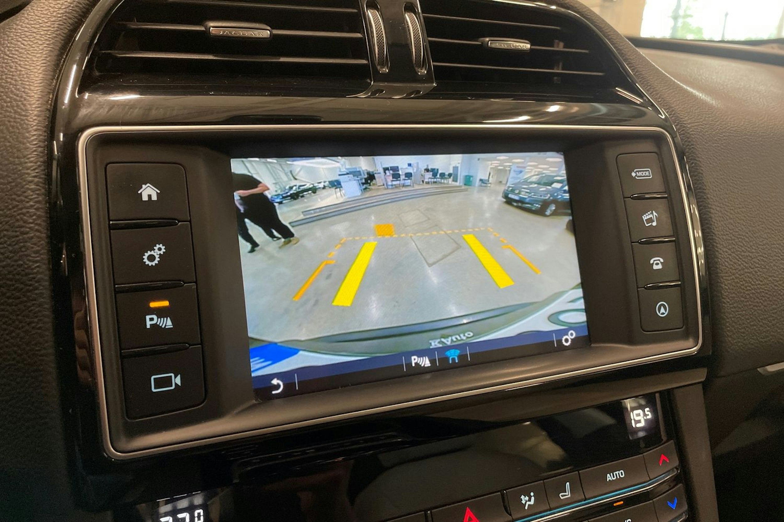 met. harmaa Jaguar F-PACE 2017 kuva 25.