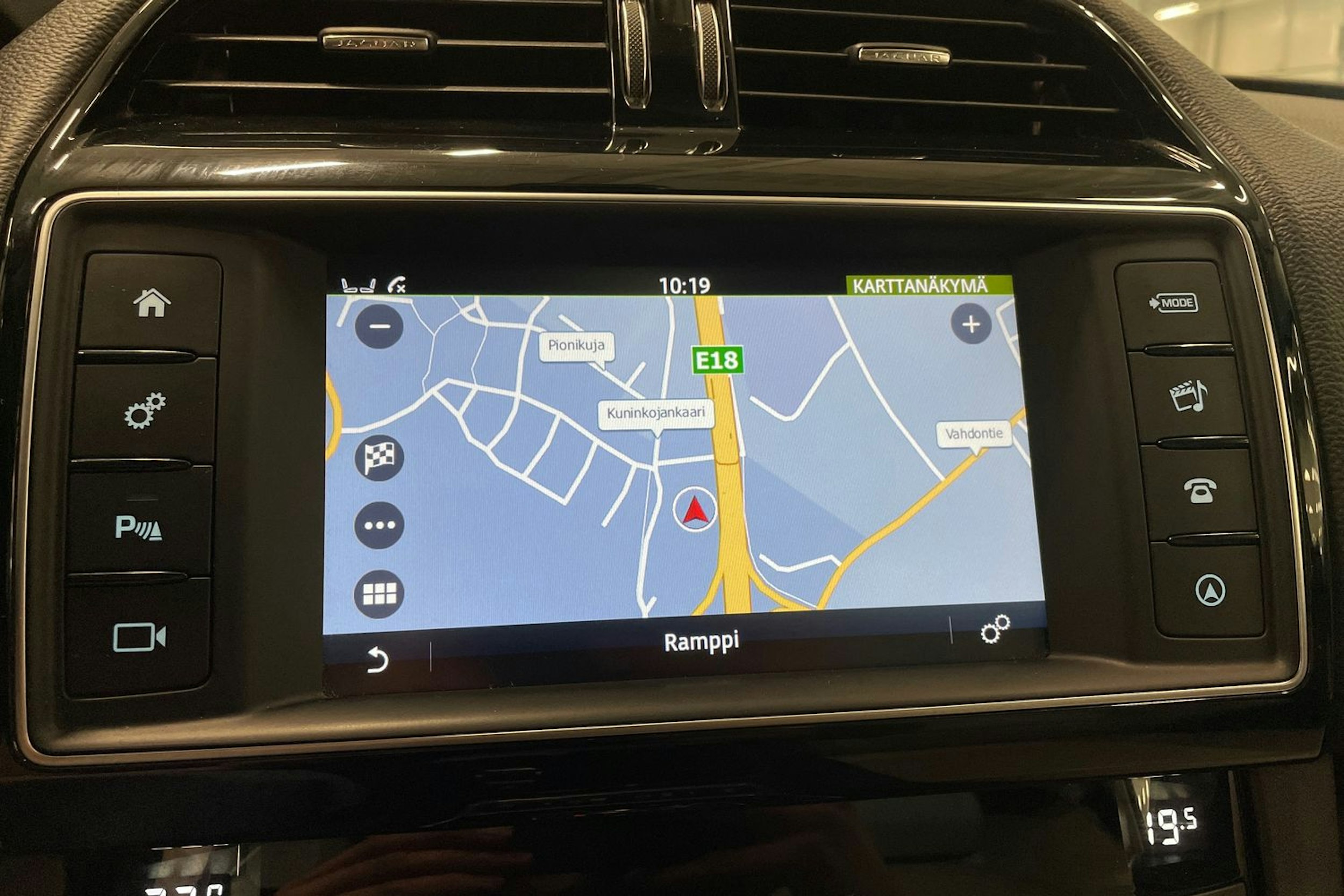met. harmaa Jaguar F-PACE 2017 kuva 27.