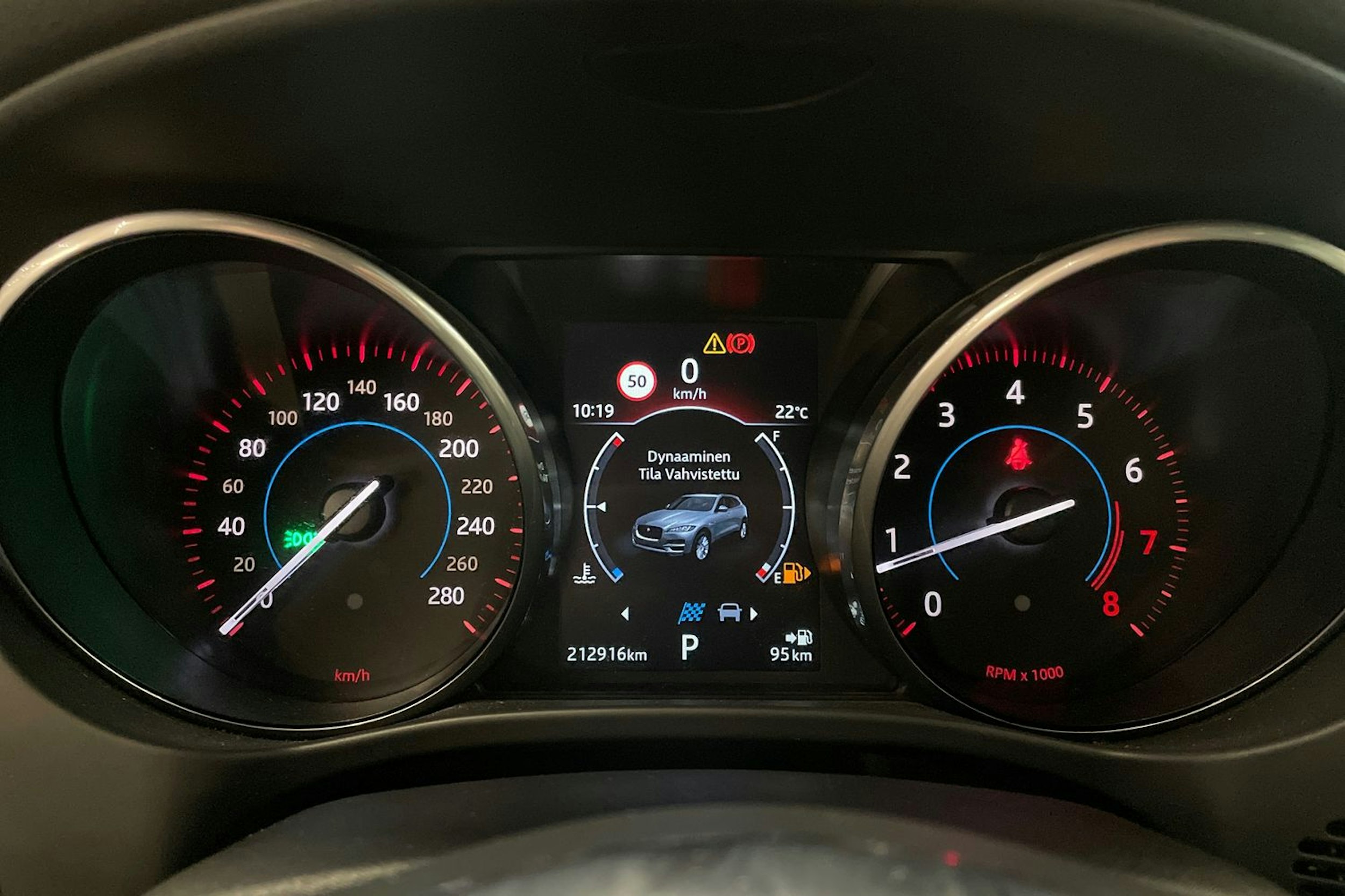 met. harmaa Jaguar F-PACE 2017 kuva 28.