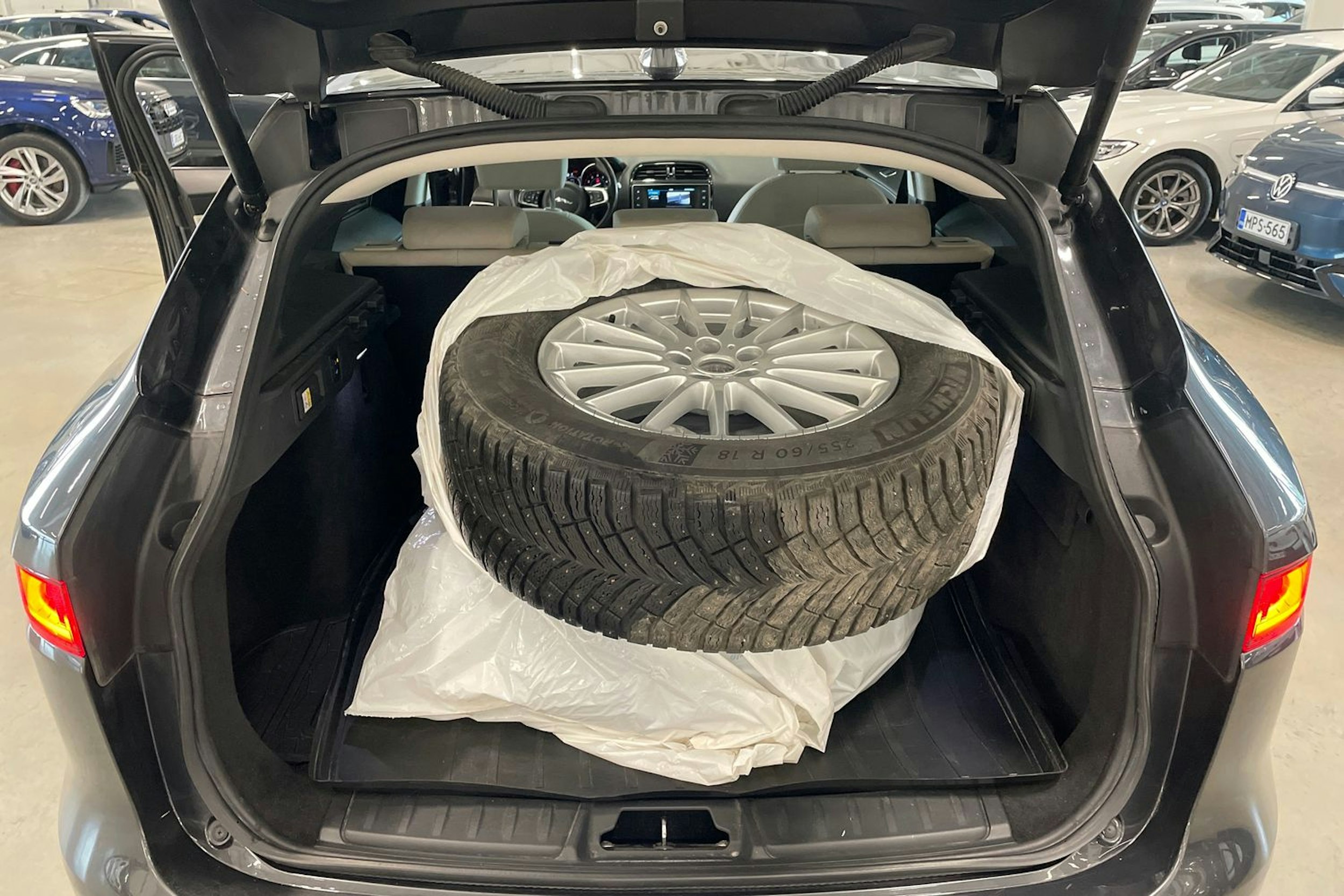 met. harmaa Jaguar F-PACE 2017 kuva 31.
