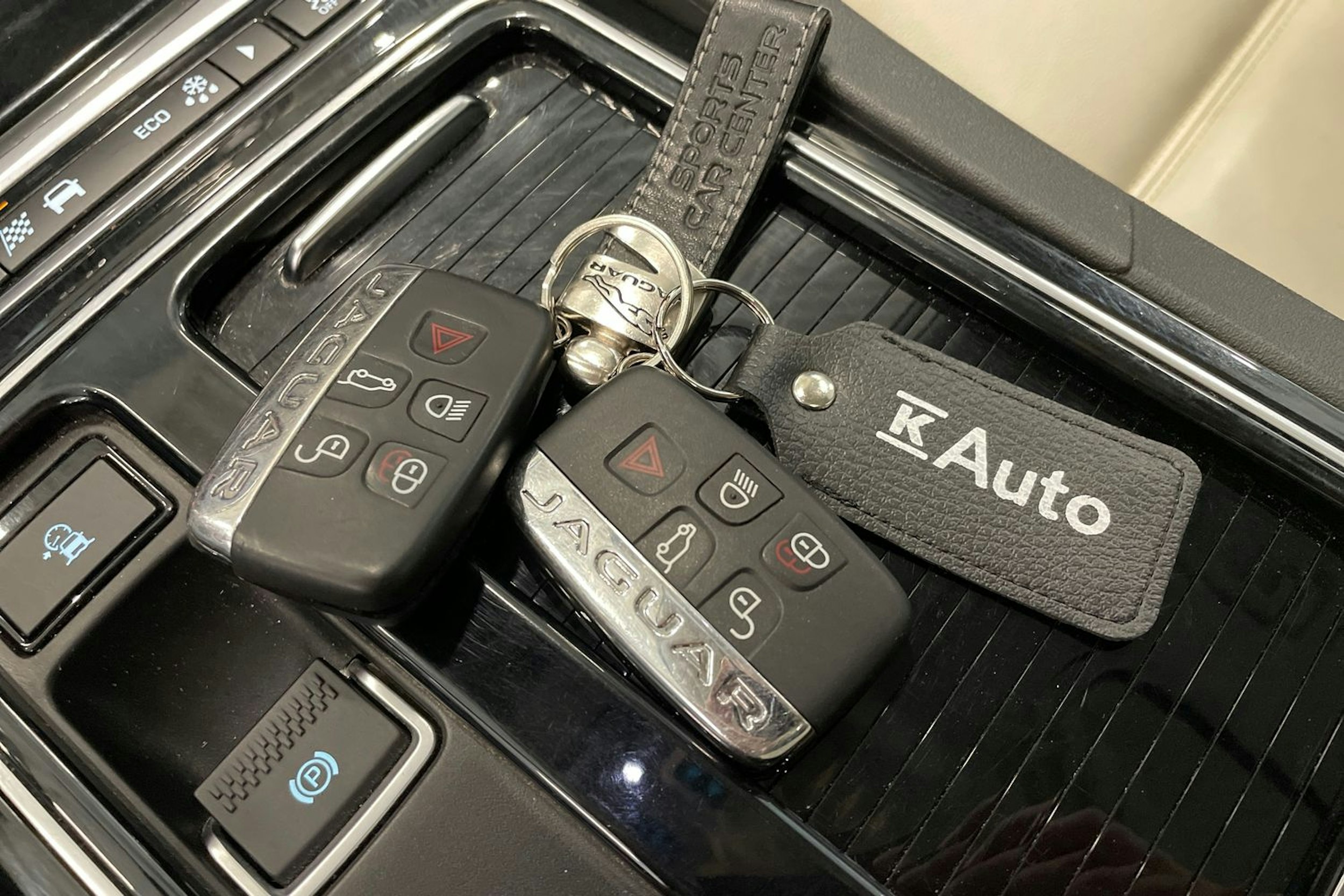 met. harmaa Jaguar F-PACE 2017 kuva 36.