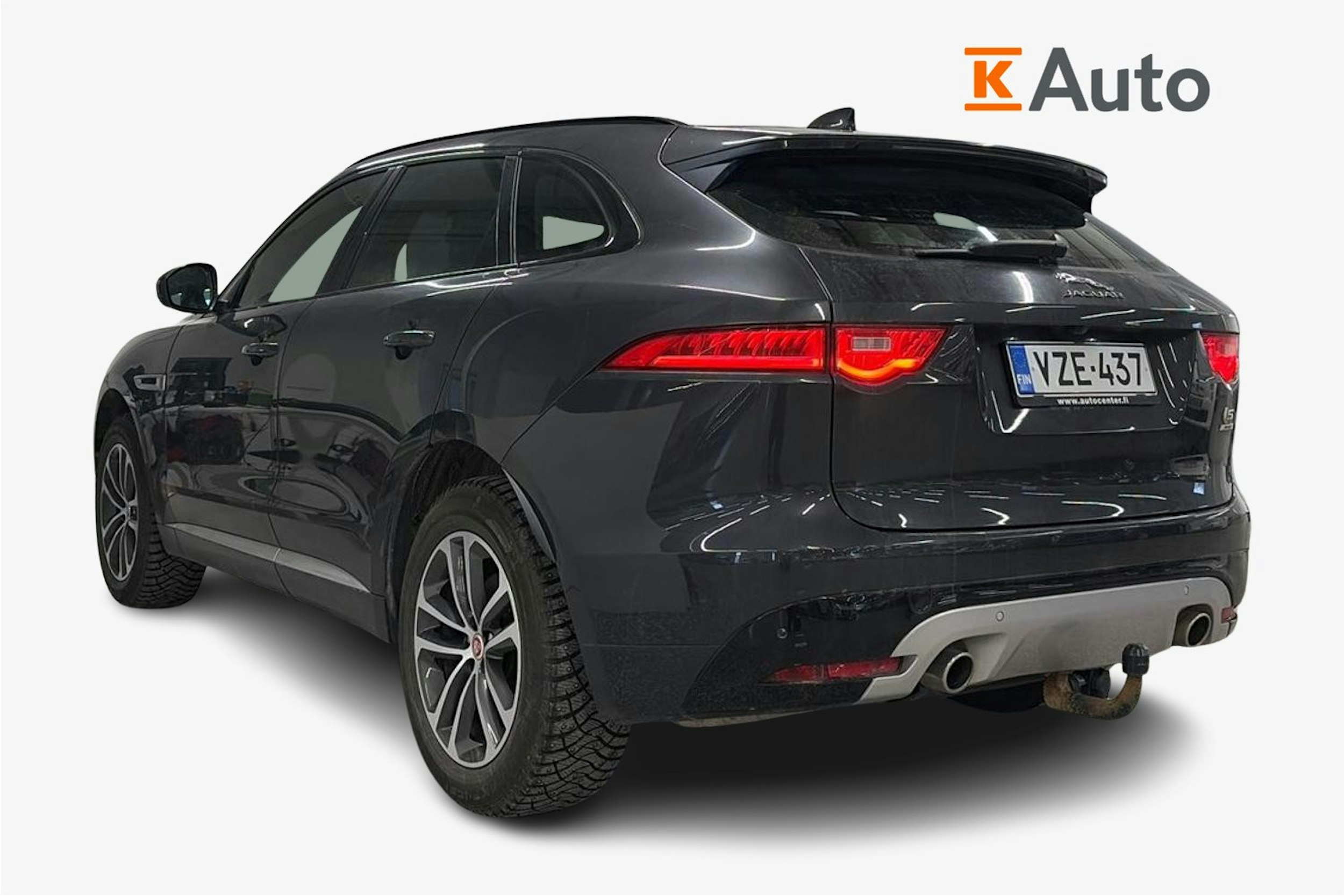 Musta Jaguar F-PACE 2017 kuva 2.