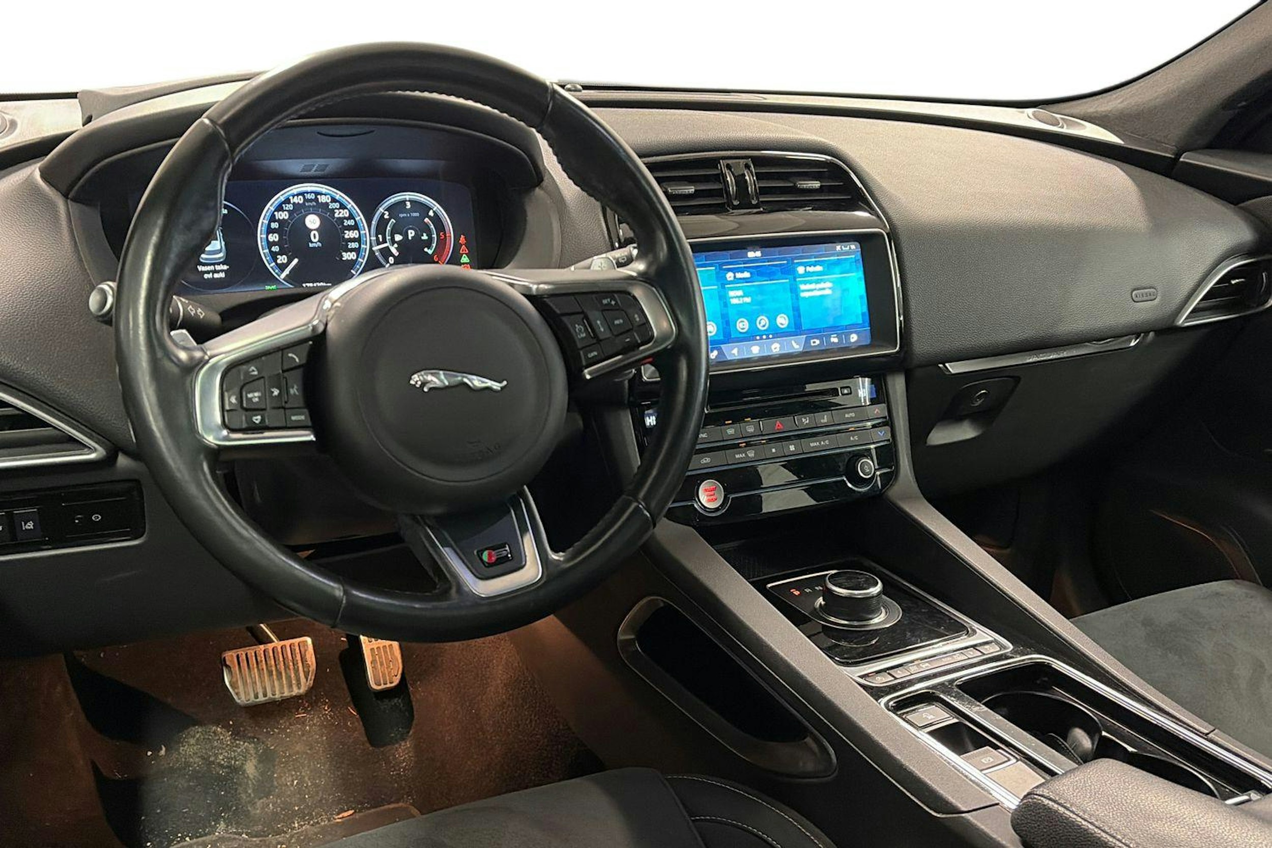 Musta Jaguar F-PACE 2017 kuva 3.