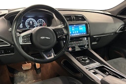 Musta Jaguar F-PACE 2017 kuva 3.