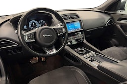 Musta Jaguar F-PACE 2017 kuva 7.
