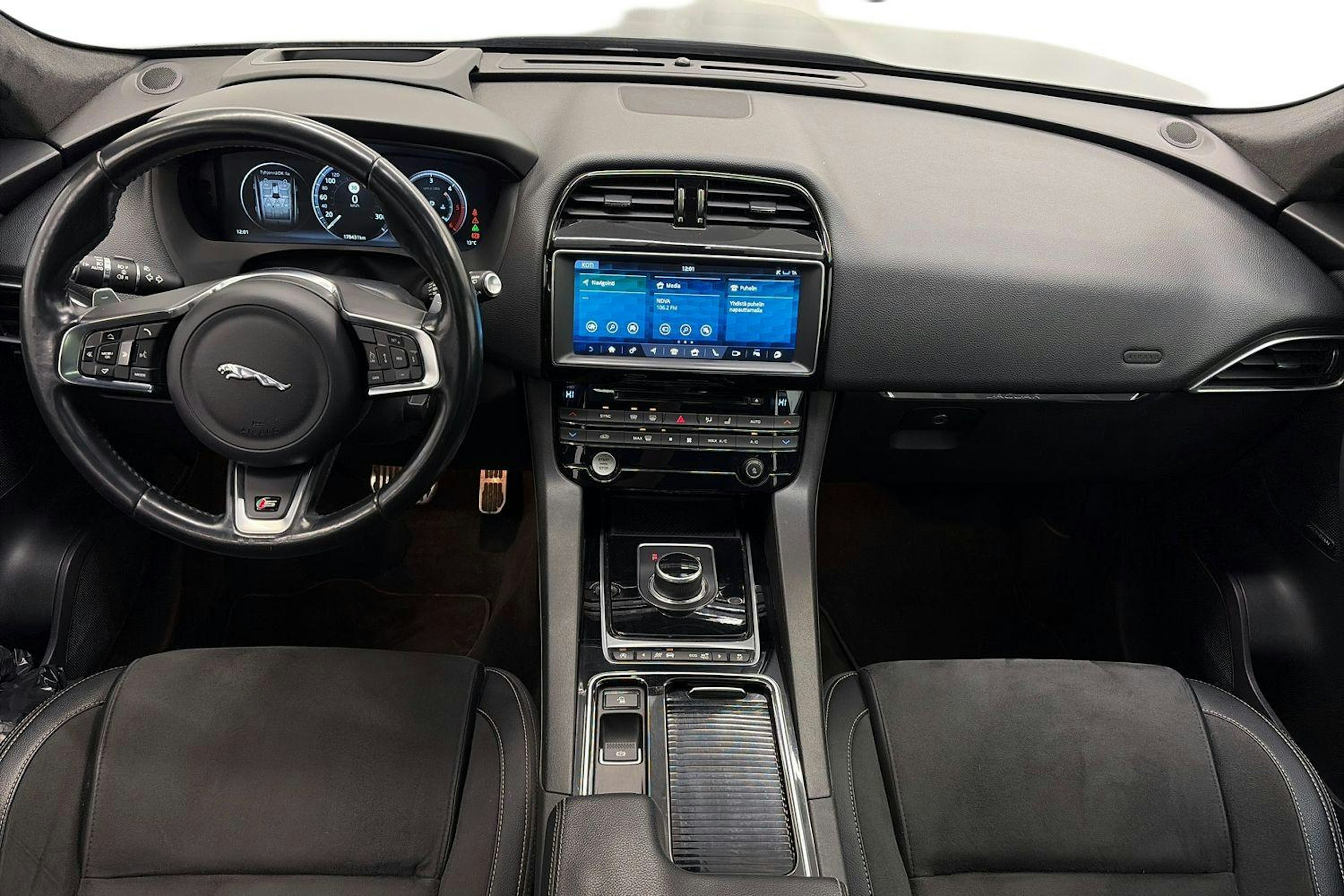 Musta Jaguar F-PACE 2017 kuva 9.