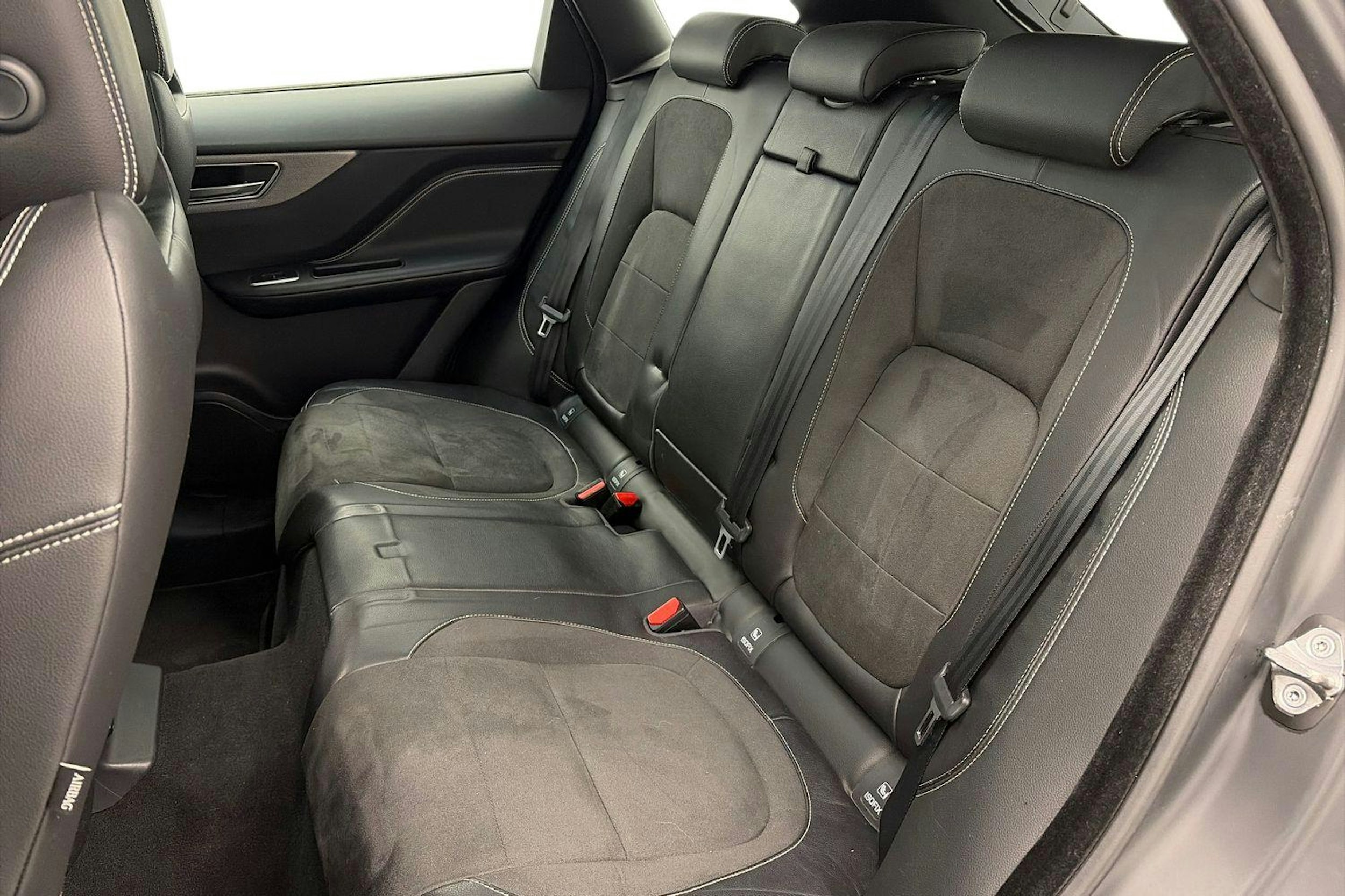 Musta Jaguar F-PACE 2017 kuva 10.