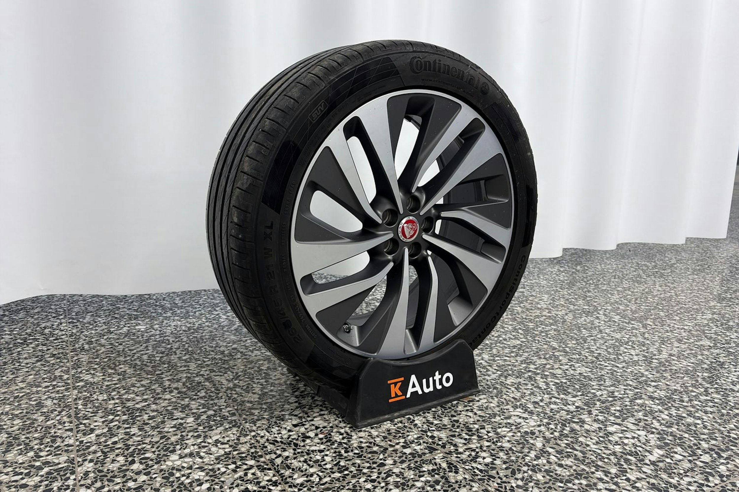 Musta Jaguar F-PACE 2017 kuva 13.