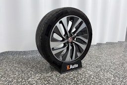 Musta Jaguar F-PACE 2017 kuva 13.