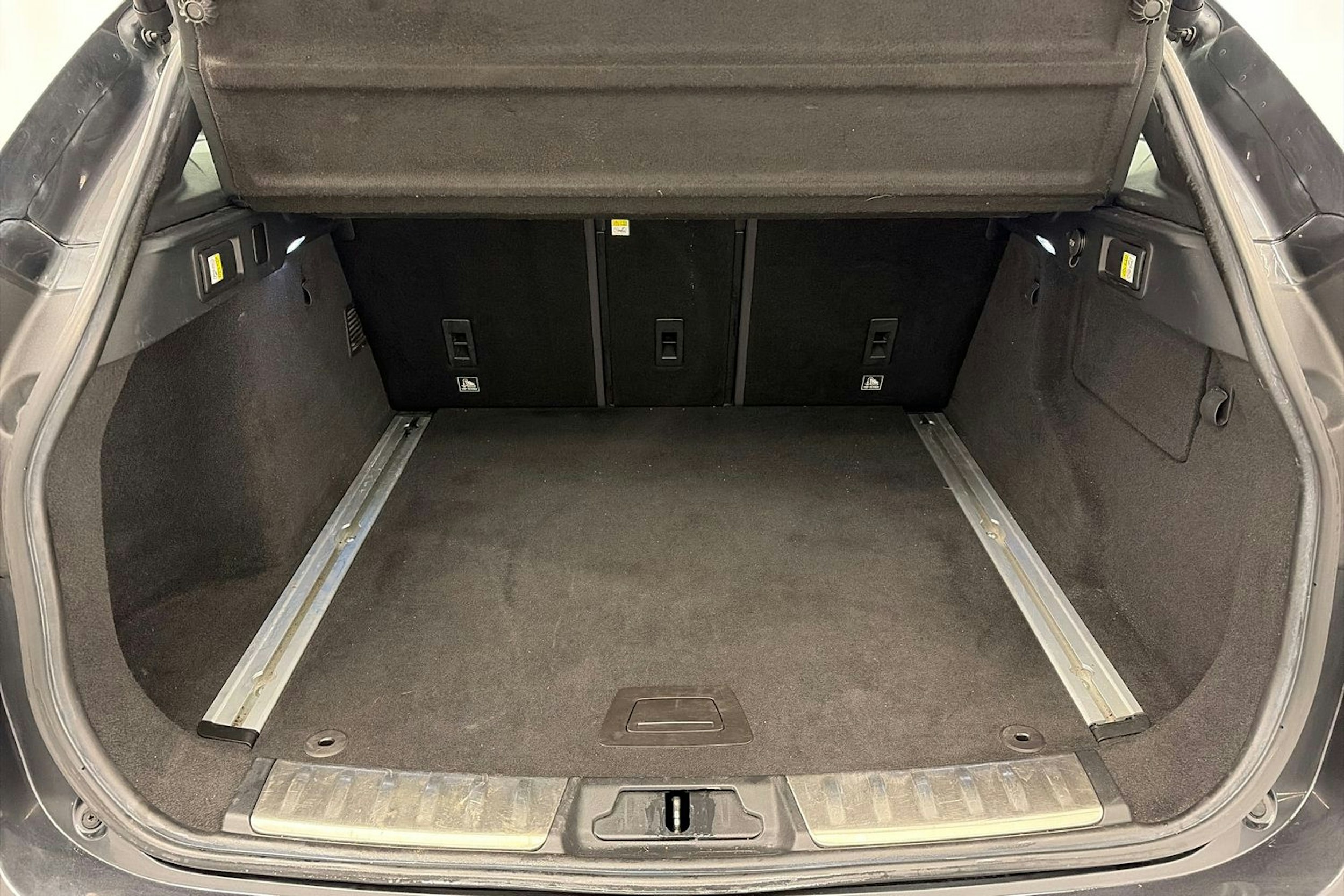 Musta Jaguar F-PACE 2017 kuva 14.