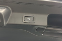 Musta Jaguar F-PACE 2017 kuva 15.