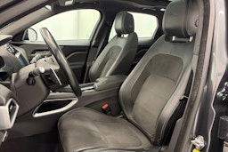 Musta Jaguar F-PACE 2017 kuva 16.