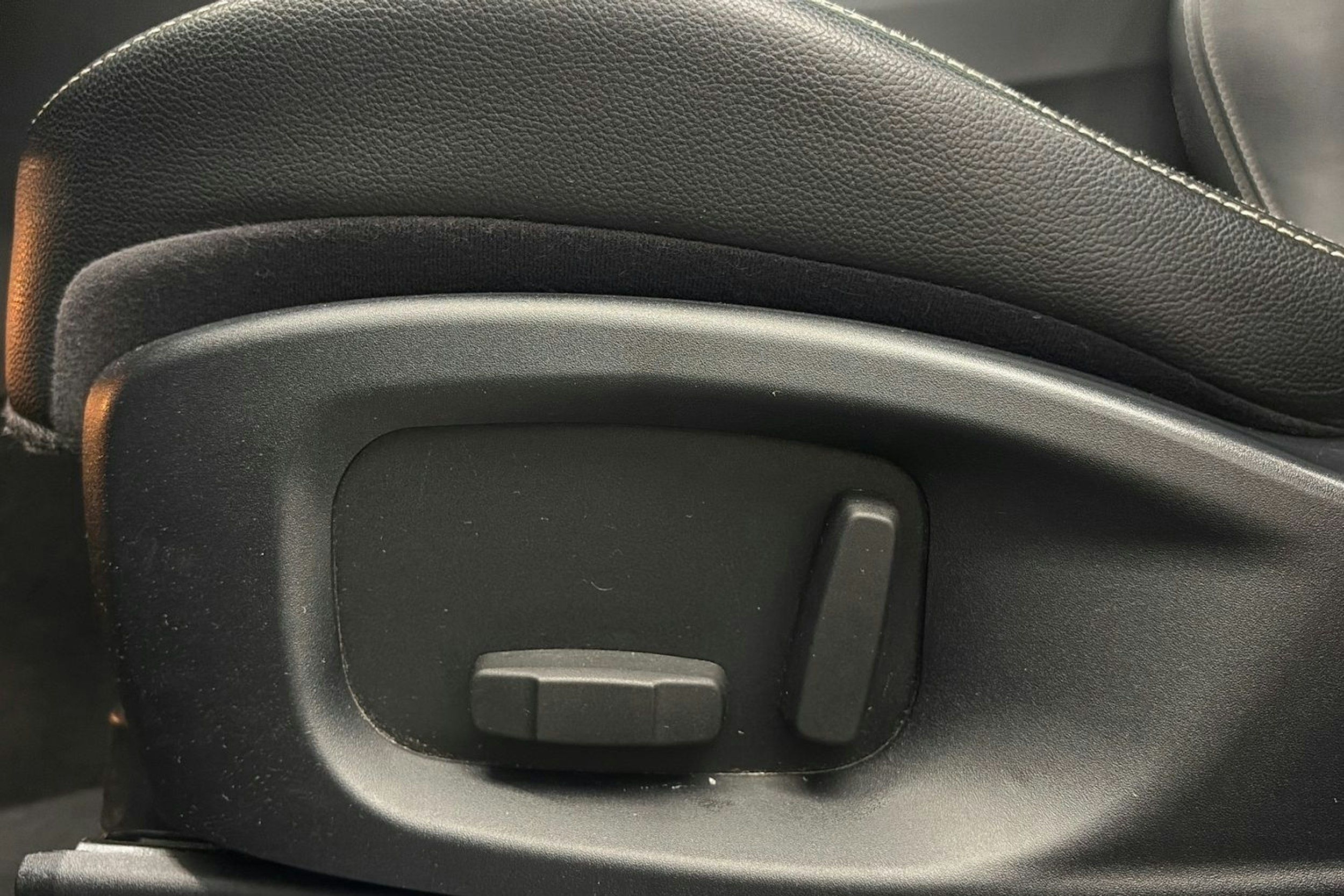 Musta Jaguar F-PACE 2017 kuva 17.