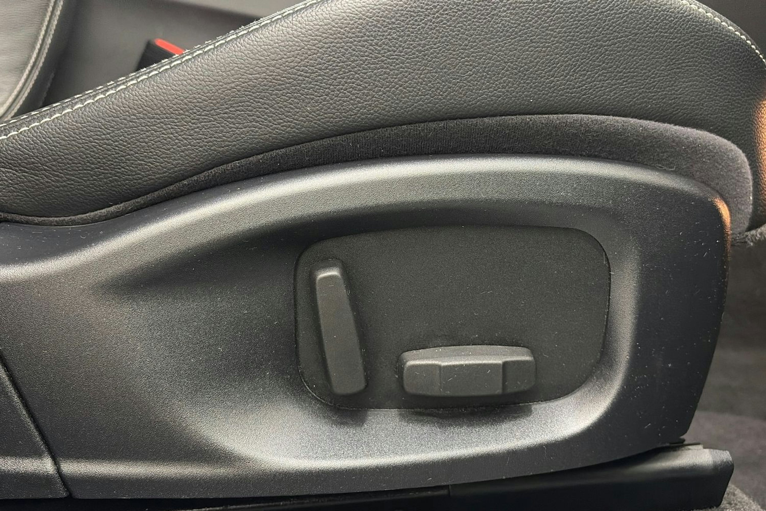 Musta Jaguar F-PACE 2017 kuva 18.