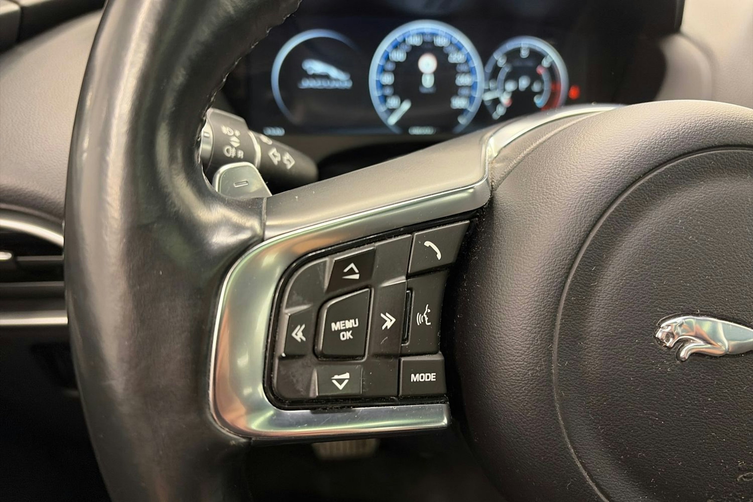 Musta Jaguar F-PACE 2017 kuva 21.