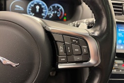 Musta Jaguar F-PACE 2017 kuva 22.