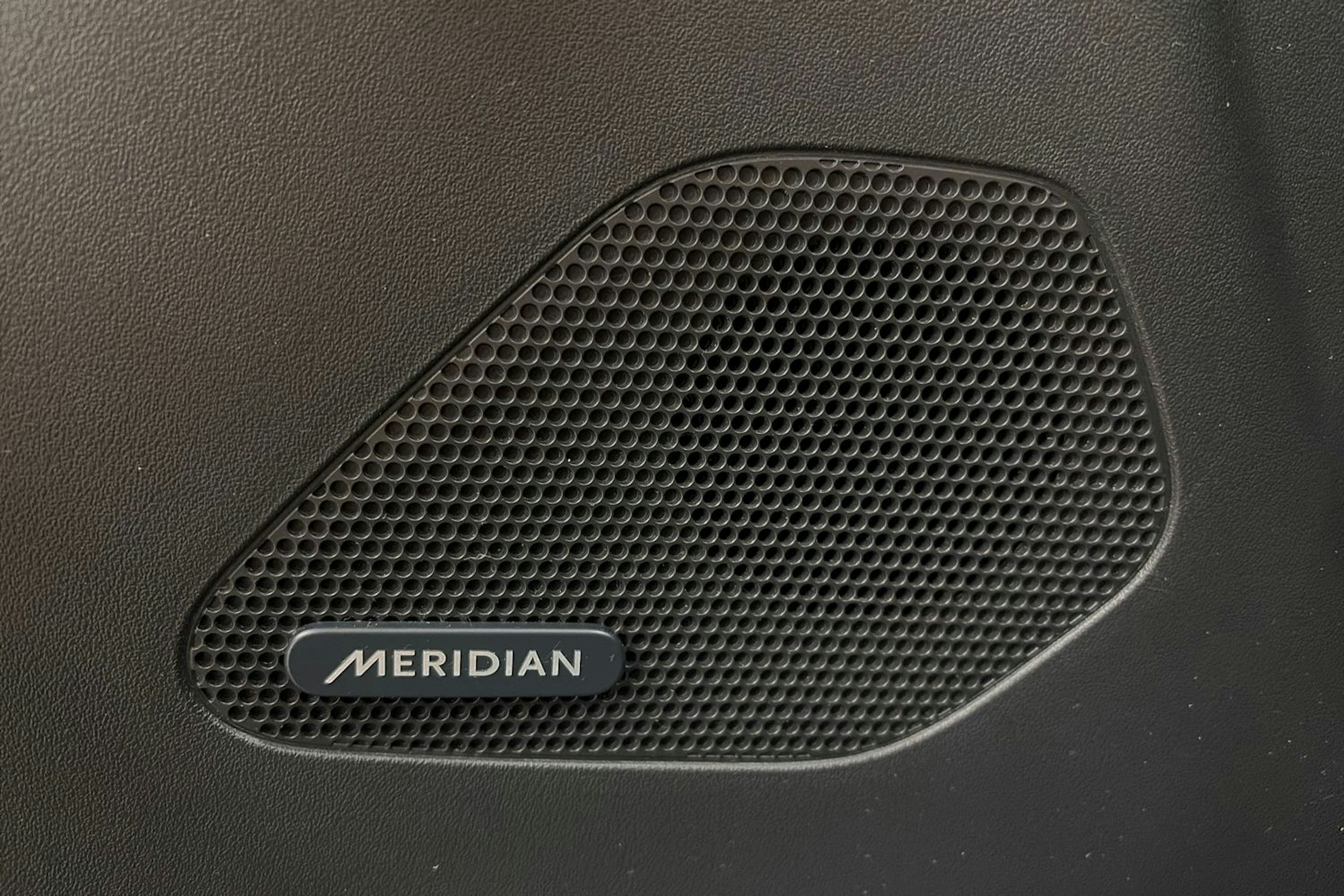 Musta Jaguar F-PACE 2017 kuva 23.