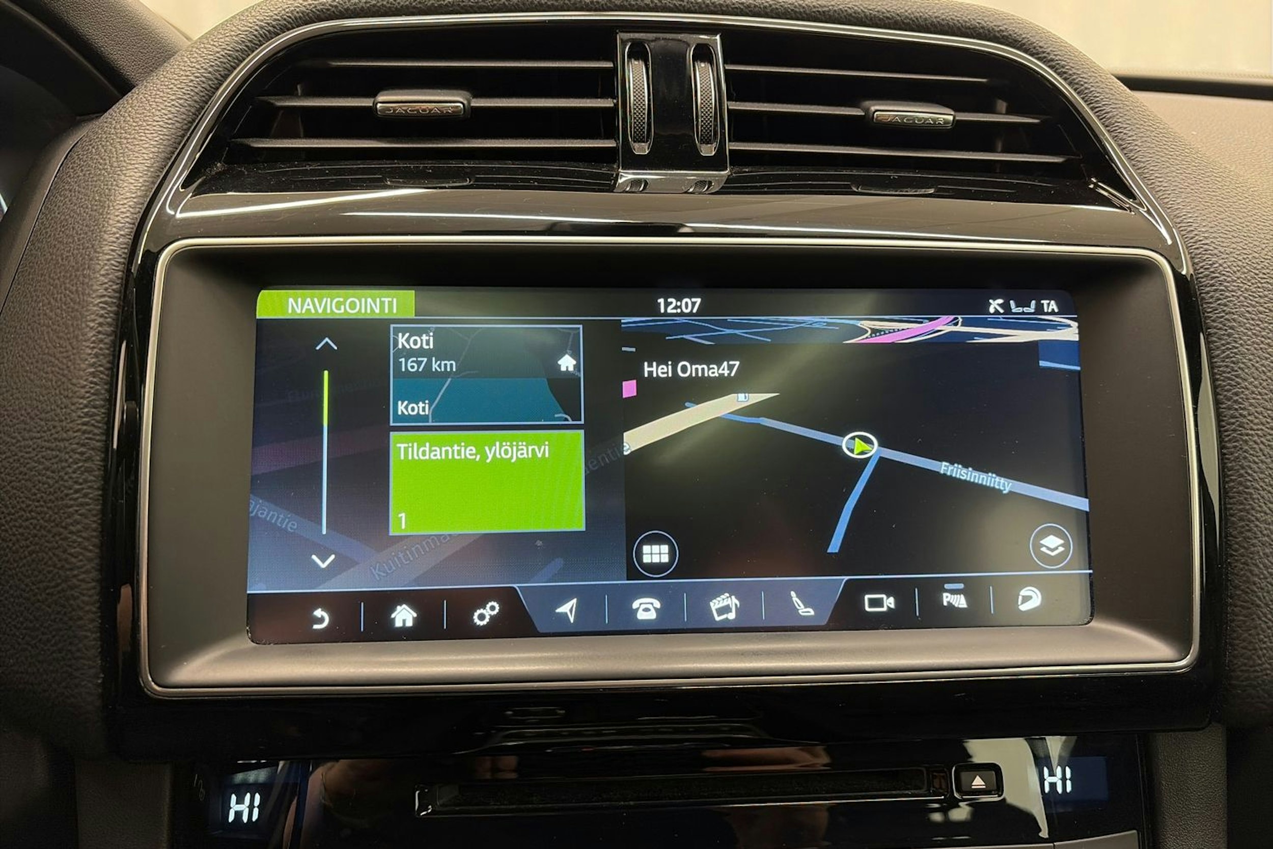 Musta Jaguar F-PACE 2017 kuva 24.