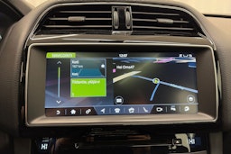 Musta Jaguar F-PACE 2017 kuva 24.