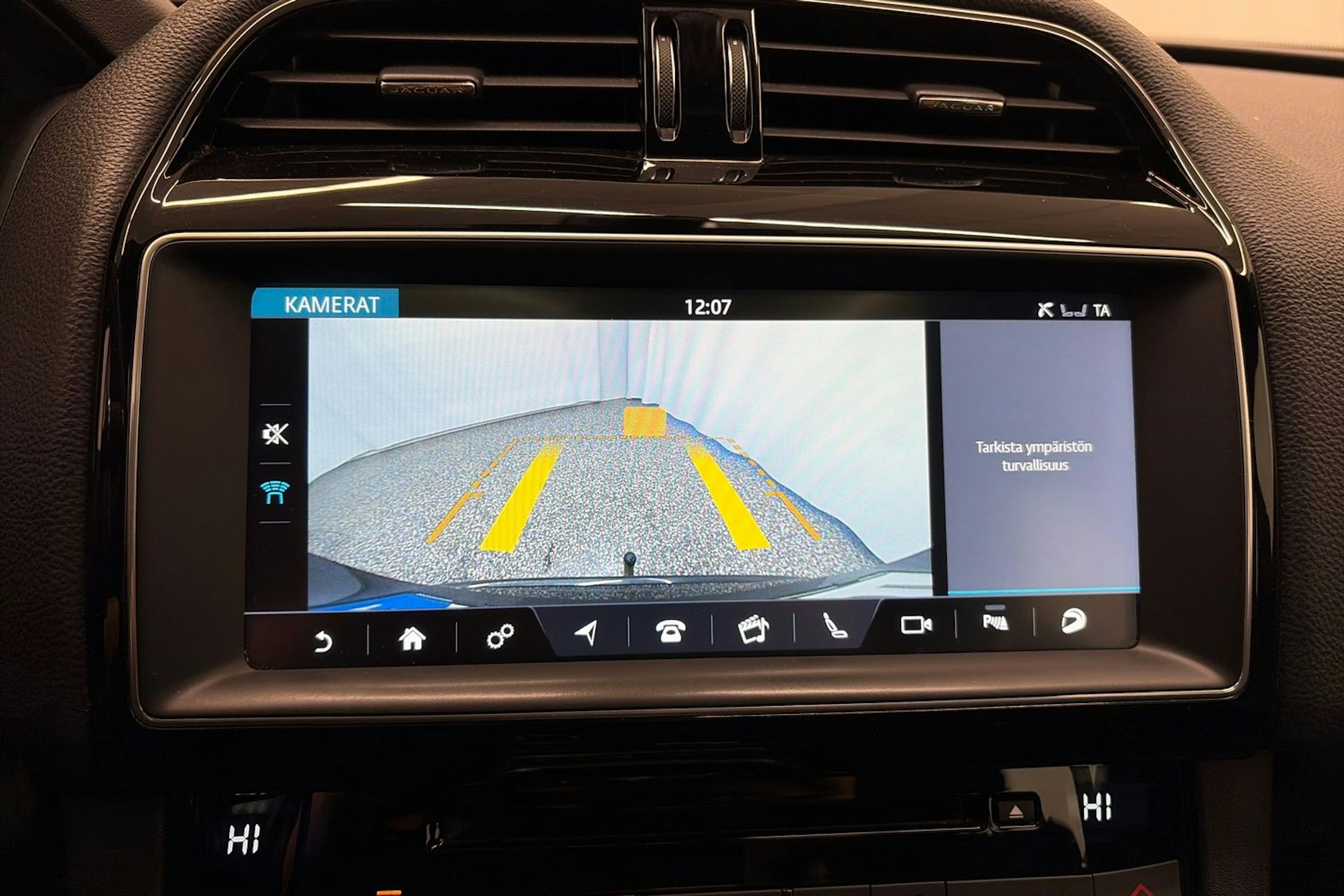 Musta Jaguar F-PACE 2017 kuva 25.