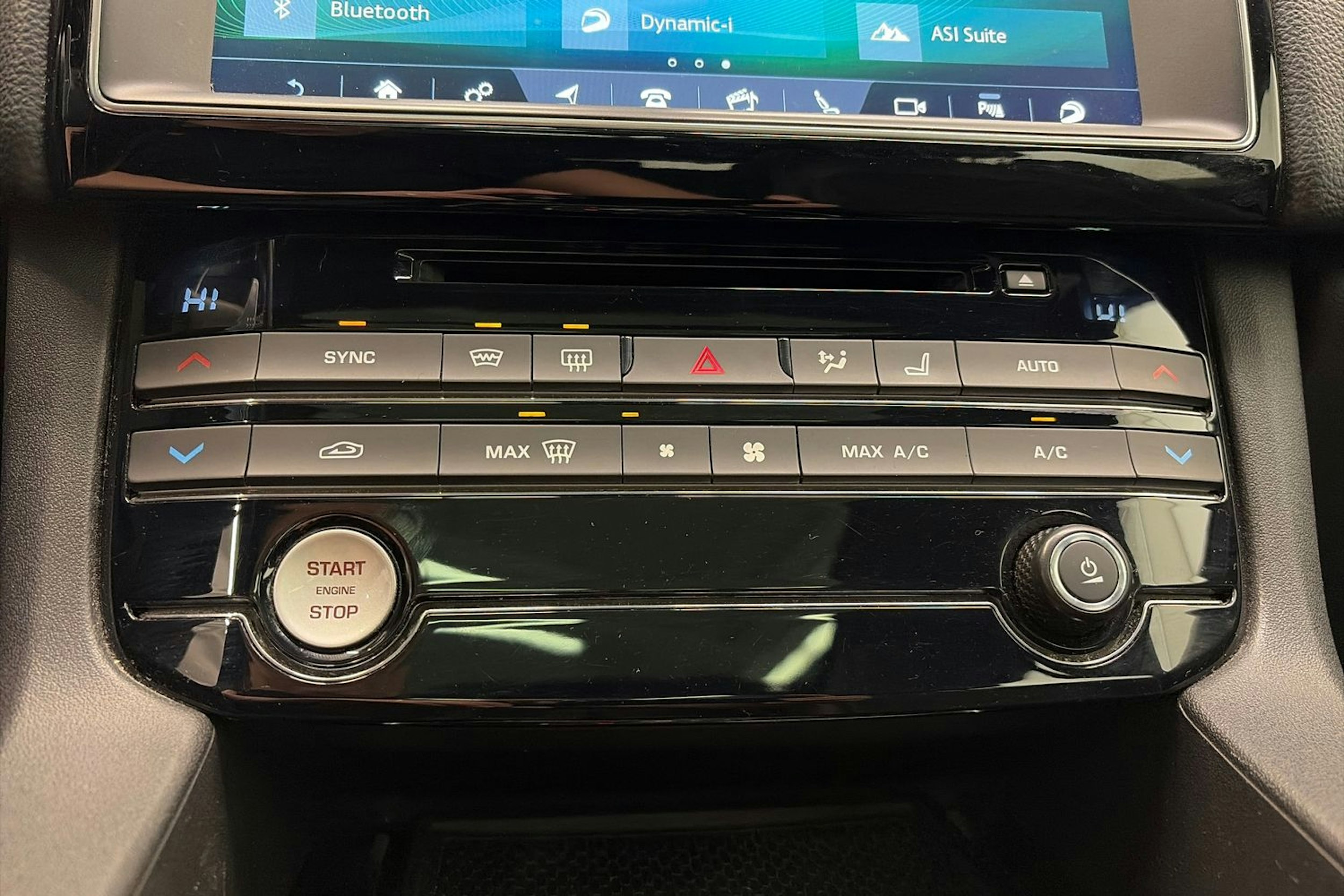 Musta Jaguar F-PACE 2017 kuva 27.