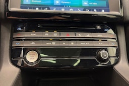 Musta Jaguar F-PACE 2017 kuva 27.