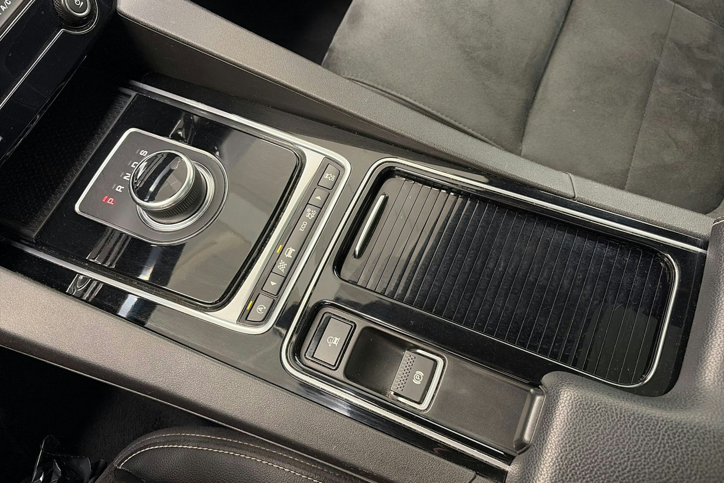 Musta Jaguar F-PACE 2017 kuva 28.