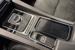 Musta Jaguar F-PACE 2017 kuva 28.