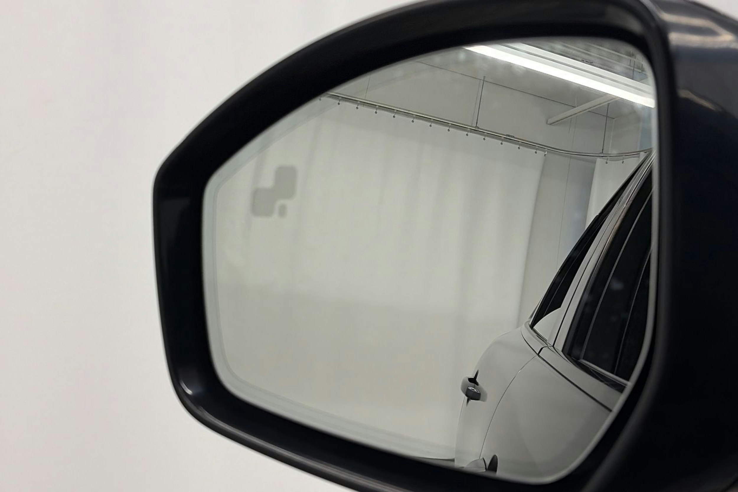 Musta Jaguar F-PACE 2017 kuva 30.