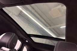 Musta Jaguar F-PACE 2017 kuva 31.