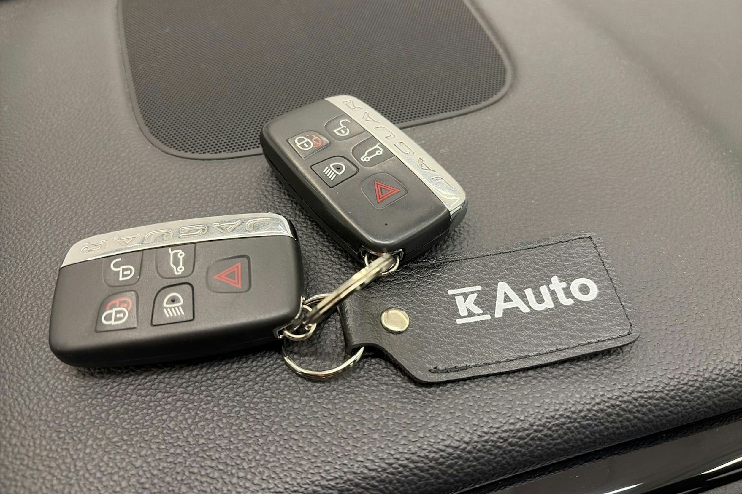 Musta Jaguar F-PACE 2017 kuva 32.