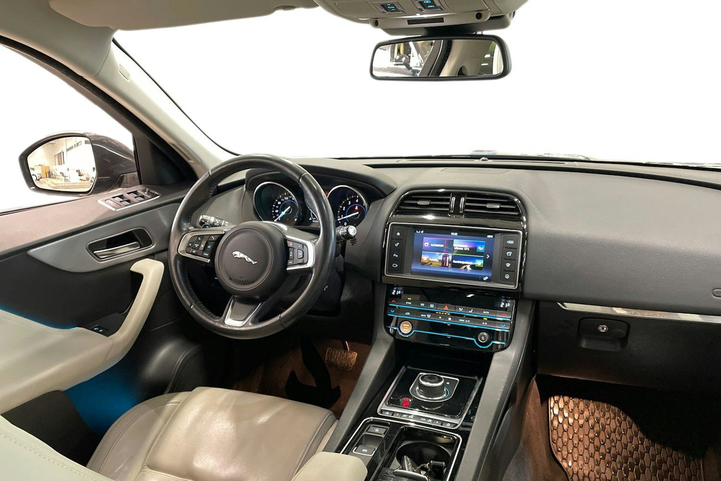 met. harmaa Jaguar F-PACE 2018 kuva 9.