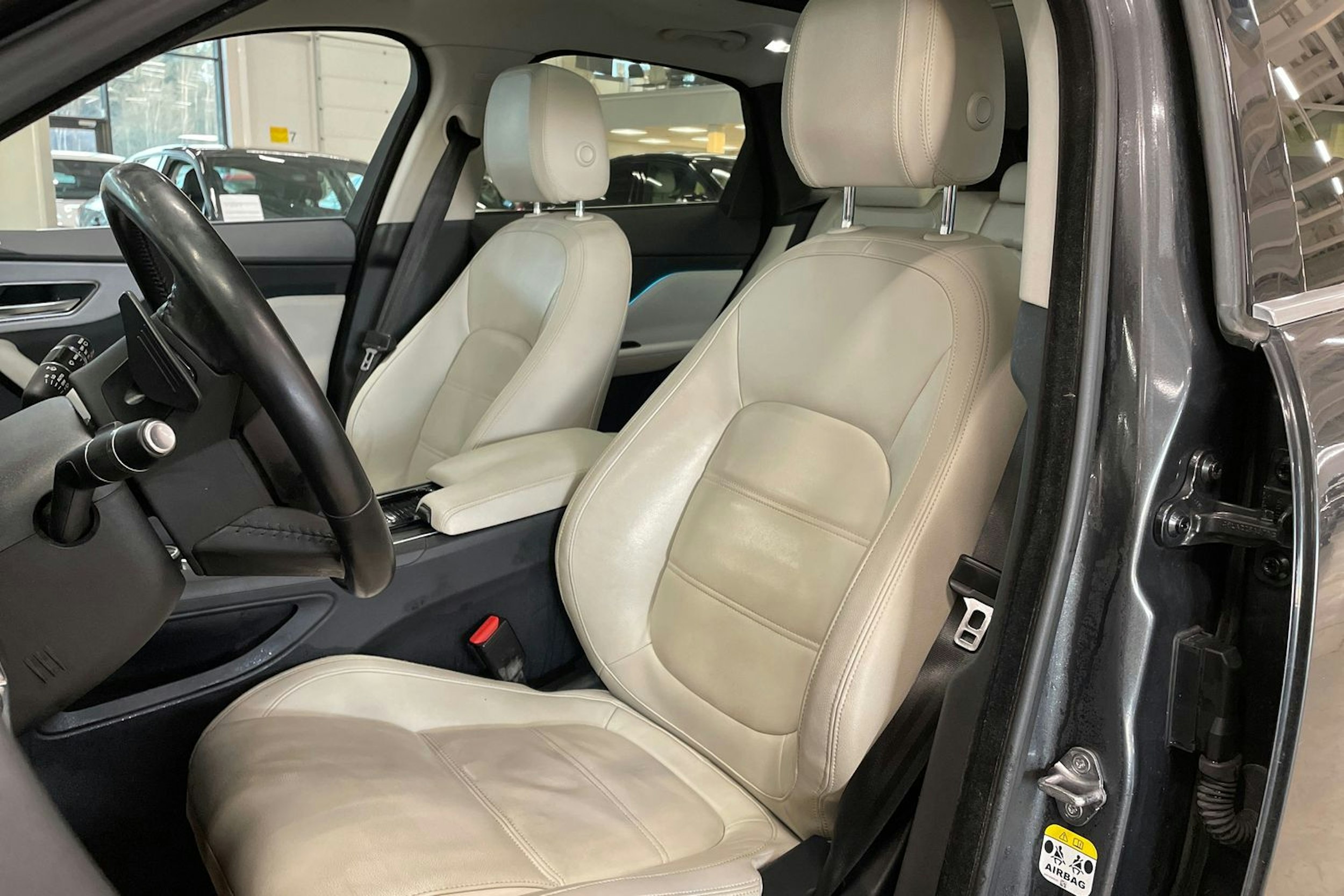 met. harmaa Jaguar F-PACE 2018 kuva 14.