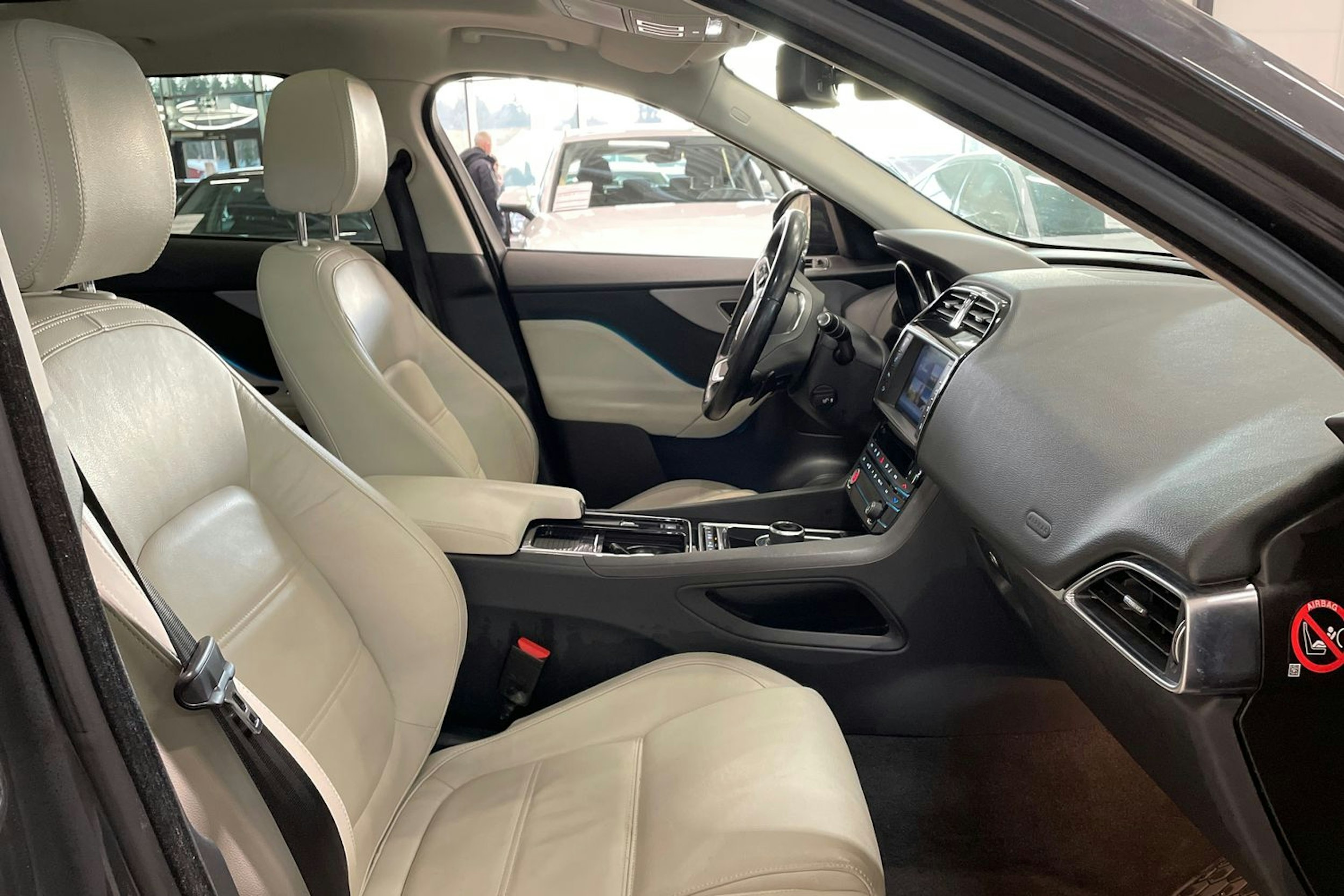 met. harmaa Jaguar F-PACE 2018 kuva 15.